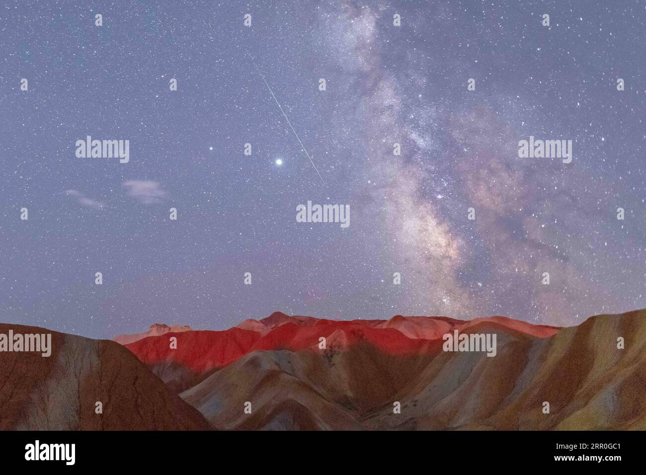 200814 -- PECHINO, 14 agosto 2020 -- questa foto di lunga durata scattata il 12 agosto 2020 mostra la doccia meteorologica Perseid nel Parco geologico nazionale di Zhangye Danxia a Zhangye, nella provincia del Gansu della Cina nord-occidentale. Foto di /Xinhua XINHUA FOTO DEL GIORNO ZhongxXiaoliang PUBLICATIONxNOTxINxCHN Foto Stock