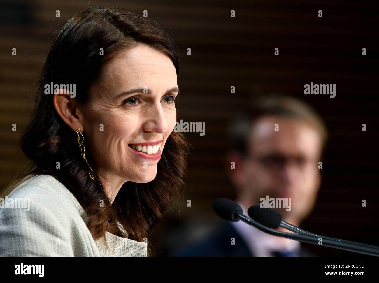 200814 -- WELLINGTON, 14 agosto 2020 -- il primo ministro neozelandese Jacinda Ardern partecipa ad una conferenza stampa a Wellington, nuova Zelanda, 14 agosto 2020. La città più grande della nuova Zelanda, Auckland, rimarrà nel livello di allerta COVID-19 3 per altri 12 giorni, mentre il resto del paese rimarrà nel livello di allerta 2, poiché attualmente vi sono 36 casi attivi, 17 dei quali sono collegati alla recente trasmissione comunitaria ad Auckland. NUOVA ZELANDA-WELLINGTON-COVID-19-CONFERENZA STAMPA GUOXLEI PUBLICATIONXNOTXINXCHN Foto Stock