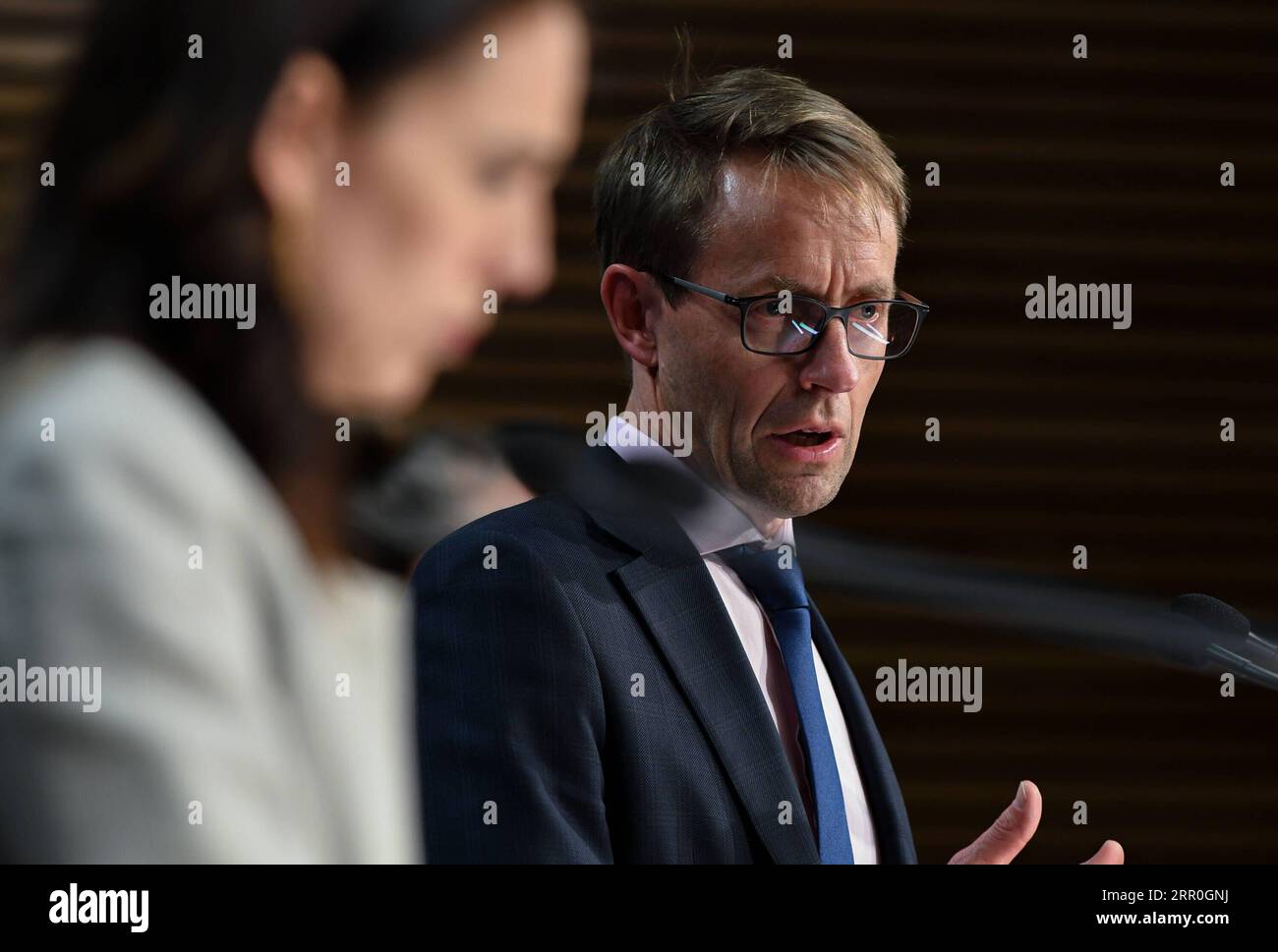 200814 -- WELLINGTON, 14 agosto 2020 -- il direttore generale della salute Ashley Bloomfield parla durante una conferenza stampa a Wellington, nuova Zelanda, 14 agosto 2020. La città più grande della nuova Zelanda, Auckland, rimarrà nel livello di allerta COVID-19 3 per altri 12 giorni, mentre il resto del paese rimarrà nel livello di allerta 2, poiché attualmente vi sono 36 casi attivi, 17 dei quali sono collegati alla recente trasmissione comunitaria ad Auckland. NUOVA ZELANDA-WELLINGTON-COVID-19-CONFERENZA STAMPA GUOXLEI PUBLICATIONXNOTXINXCHN Foto Stock