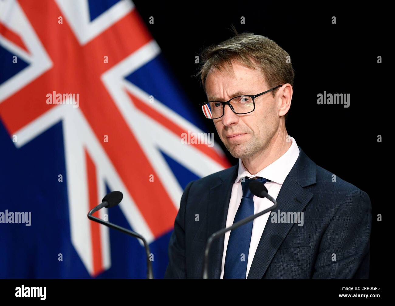200814 -- WELLINGTON, 14 agosto 2020 -- il direttore generale della salute Ashley Bloomfield partecipa ad una conferenza stampa a Wellington, nuova Zelanda, 14 agosto 2020. La città più grande della nuova Zelanda, Auckland, rimarrà nel livello di allerta COVID-19 3 per altri 12 giorni, mentre il resto del paese rimarrà nel livello di allerta 2, poiché attualmente vi sono 36 casi attivi, 17 dei quali sono collegati alla recente trasmissione comunitaria ad Auckland. NUOVA ZELANDA-WELLINGTON-COVID-19-CONFERENZA STAMPA GUOXLEI PUBLICATIONXNOTXINXCHN Foto Stock