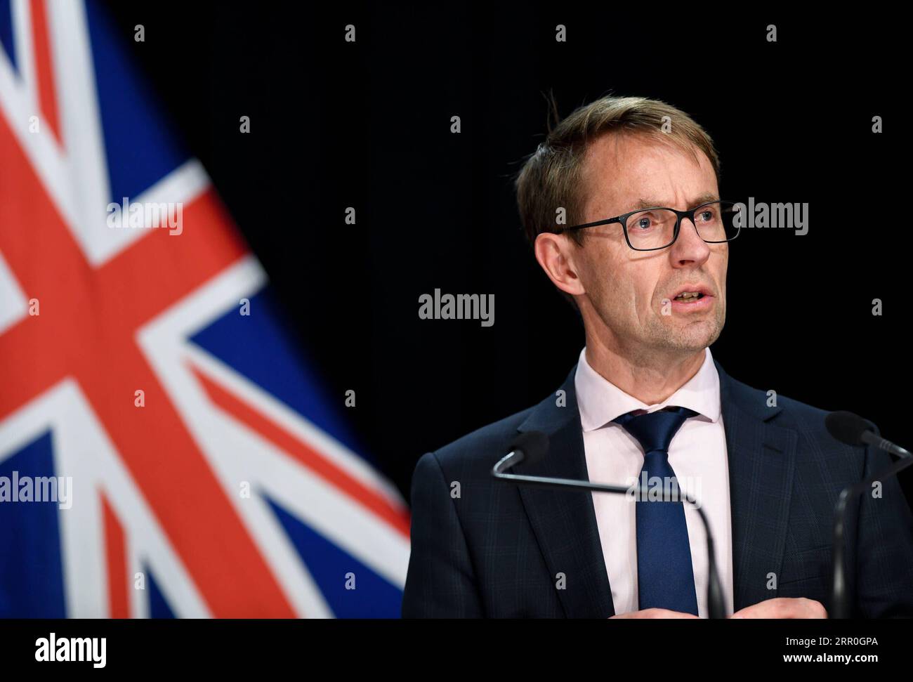 200814 -- WELLINGTON, 14 agosto 2020 -- il direttore generale della salute Ashley Bloomfield parla durante una conferenza stampa a Wellington, nuova Zelanda, 14 agosto 2020. La città più grande della nuova Zelanda, Auckland, rimarrà nel livello di allerta COVID-19 3 per altri 12 giorni, mentre il resto del paese rimarrà nel livello di allerta 2, poiché attualmente vi sono 36 casi attivi, 17 dei quali sono collegati alla recente trasmissione comunitaria ad Auckland. NUOVA ZELANDA-WELLINGTON-COVID-19-CONFERENZA STAMPA GUOXLEI PUBLICATIONXNOTXINXCHN Foto Stock