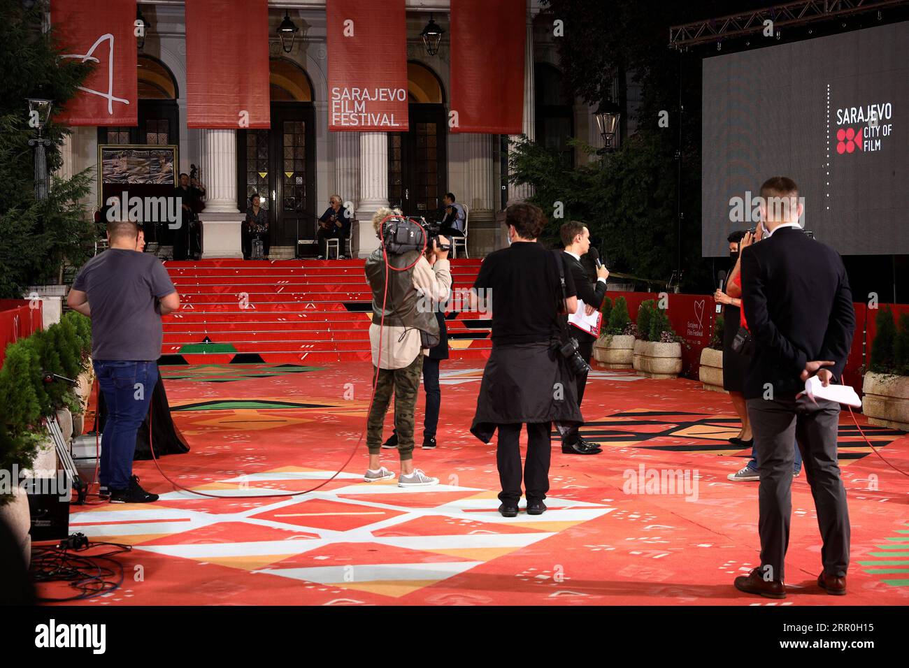 200814 -- SARAJEVO, 14 agosto 2020 Xinhua -- Media Crews lavora per la cerimonia di apertura online del 26 ° Sarajevo Film Festival a Sarajevo, Bosnia ed Erzegovina, il 14 agosto 2020. Il 26° Sarajevo Film Festival SFF è iniziato online venerdì con la prima mondiale di Focus, nonna , un film del regista e sceneggiatore bosniaco Pjer Zalica. Foto di Nedim Grabovica/Xinhua BOSNIA-ERZEGOVINA-SARAJEVO-FILM FESTIVAL PUBLICATIONxNOTxINxCHN Foto Stock