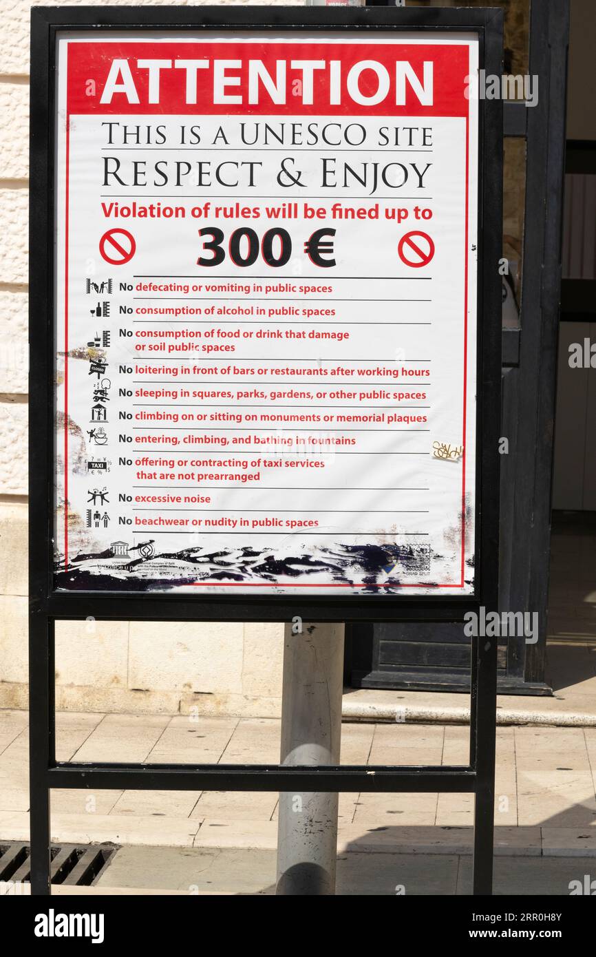 Croazia Porto di Spalato città vecchia segno UNESCO regole decoro senza nudità pubblica rumore eccessivo vomito alcol mangiare dormire arrampicarsi € 300 multa Foto Stock