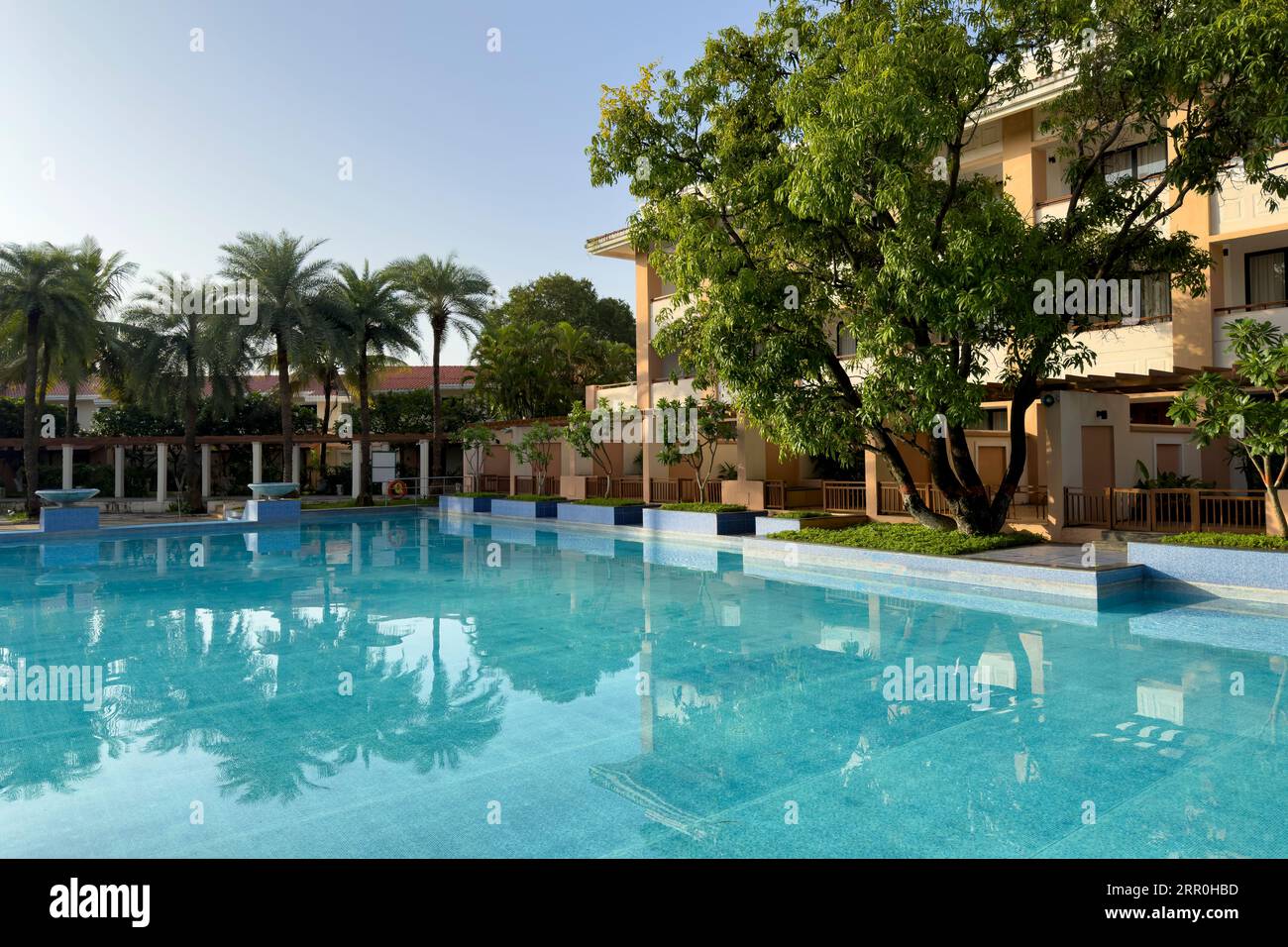 La piscina del Radisson Hotel si trova ad Alibaug, una cittadina sulla spiaggia nel quartiere Raigad ad ad Alibaug, India Foto Stock