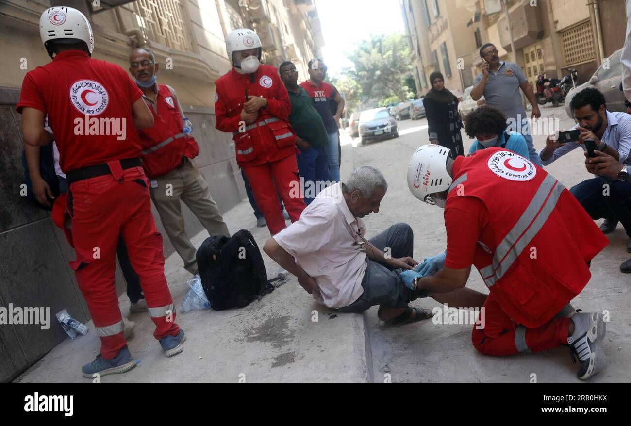 200815 -- CAIRO, 15 agosto 2020 Xinhua -- i soccorritori lavorano vicino al sito dove un edificio è parzialmente crollato nel centro del Cairo, Egitto, il 15 agosto 2020. Quattro persone sono rimaste ferite quando un vecchio edificio in via Qasr al-Nile del Cairo è parzialmente crollato sabato, secondo i rapporti. Xinhua/Ahmed Gomaa EGYPT-CAIRO-BUILDING-COLLAPSE PUBLICATIONxNOTxINxCHN Foto Stock