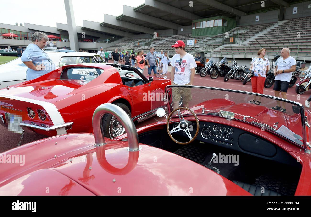 Highlight Bilder des Tages 200815 -- SCHWECHAT AUSTRIA, 15 agosto 2020 -- le persone visitano JJ S U.S. Car e Oldtimer Treffen a Schwechat, Austria, il 15 agosto 2020. JJ's U.S. Car e Oldtimer Treffen, una mostra di auto d'epoca, si sono svolte qui sabato. AUSTRIA-SCHWECHAT-JJ US CAR E OLDTIMER TREFFEN GUOXCHEN PUBLICATIONXNOTXINXCHN Foto Stock