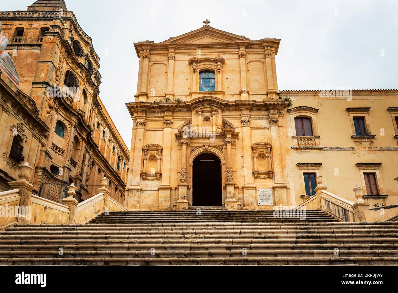 Scale di fronte alla chiesa di San Francesco di Assisi nella città di Noto in Sicilia in Italia Foto Stock