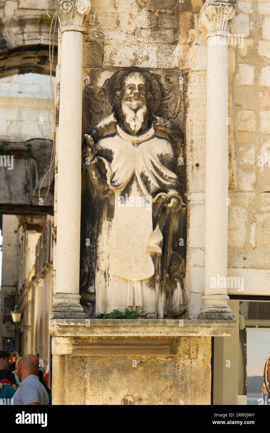 Croazia città di Spalato porta di ferro muro occidentale Piazza del popolo statua di alcova scultura Sant'Antonio l'Eremita tardo romanico Palazzo Ciprianis Benedette Foto Stock