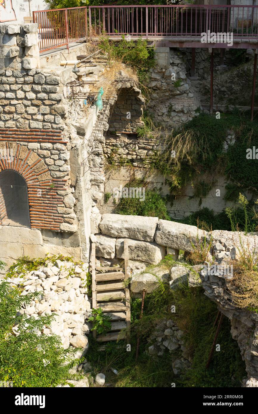 Croazia Porto di Spalato città vecchia scavo archeologico del Palazzo di Diocleziano del i secolo, mattoni, pietre, stanze ad arco, scala in legno a più livelli Foto Stock