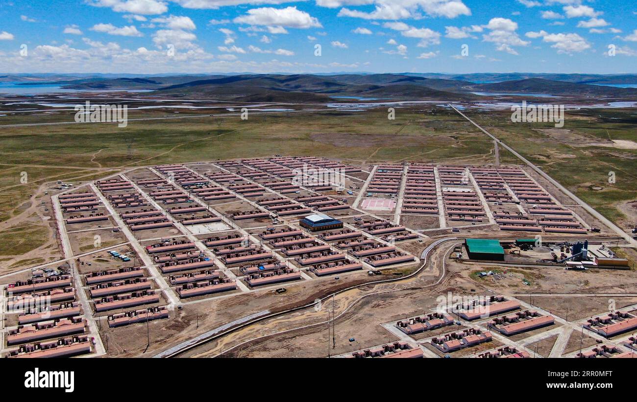 200820 -- GOLOG, 20 agosto 2020 -- foto aerea scattata il 19 agosto 2020 mostra una vista del villaggio Ghadan di Machali Township, contea di Madoi, prefettura autonoma tibetana di Golog, provincia del Qinghai della Cina nord-occidentale. A partire da ottobre 2018, un totale di 1.036 residenti colpiti dalla povertà registrati si sono trasferiti dalle terre meno ospitali della contea di Madoi a Ghadan, un villaggio di trasferimento appena costruito all'interno dell'area sorgente del fiume giallo. Il nuovo villaggio ha un trasporto migliore che rende più facile per gli abitanti del villaggio trovare lavoro o avviare attività in altre città. Nel frattempo, molti abitanti del villaggio vengono pagati come pro dell'ambiente Foto Stock