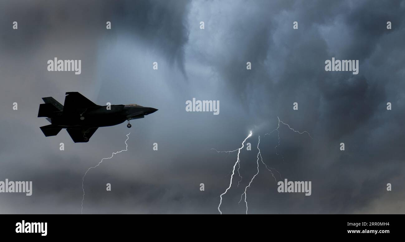 Il B35 Lightning è un aereo stealth che opera a fianco del Typhoon Foto Stock