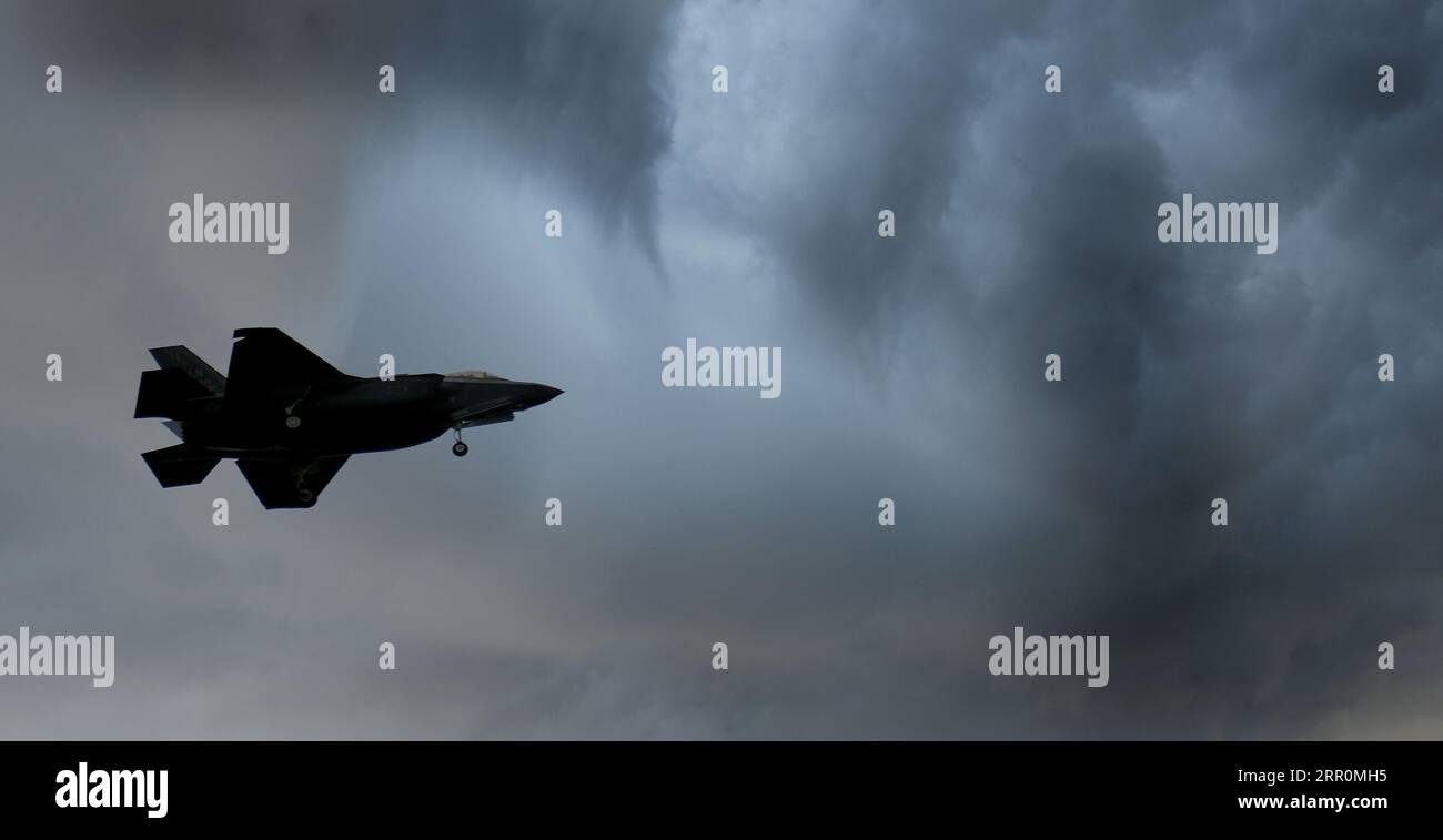 Il B35 Lightning è un aereo stealth che opera a fianco del Typhoon Foto Stock