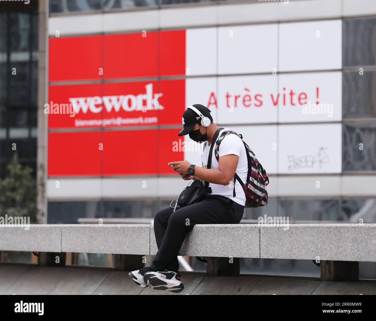 200820 -- PARIGI, 20 agosto 2020 -- Un uomo che indossa una maschera facciale è visto nella zona commerciale la Defense vicino a Parigi, in Francia, 20 agosto 2020. I lavoratori francesi dovrebbero indossare maschere in tutti i luoghi di lavoro collettivi come parte di un piano governativo per contenere un rimbalzo allarmante nelle infezioni da coronavirus, ha annunciato martedì il ministro del lavoro Elisabeth Borne. FRANCIA-PARIGI-COVID-19 GaoxJing PUBLICATIONxNOTxINxCHN Foto Stock