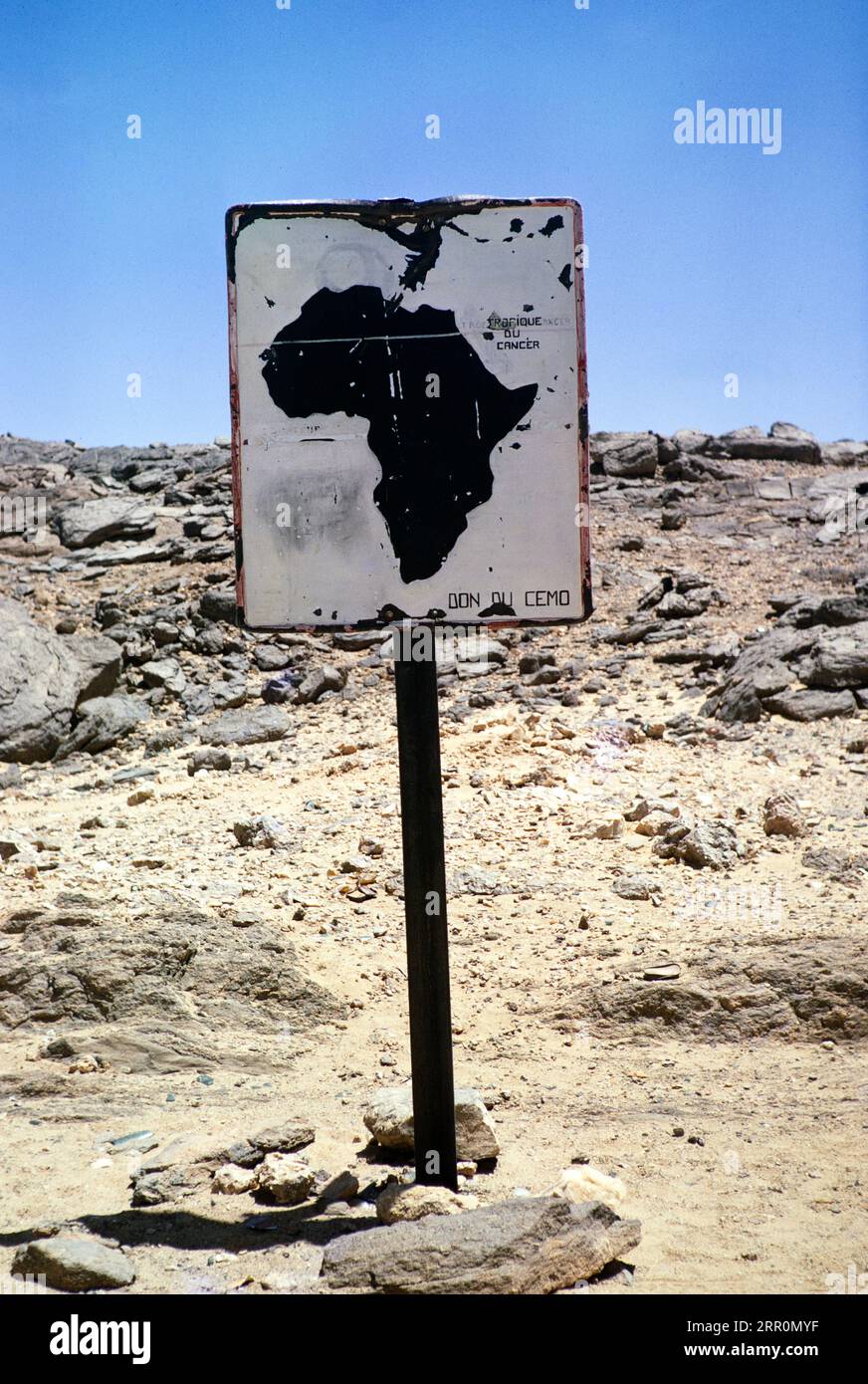 Cartello per l'attraversamento del Tropico del cancro sulla strada Trans-sahariana, deserto del Sahara, Algeria, Nord Africa 1973 Foto Stock