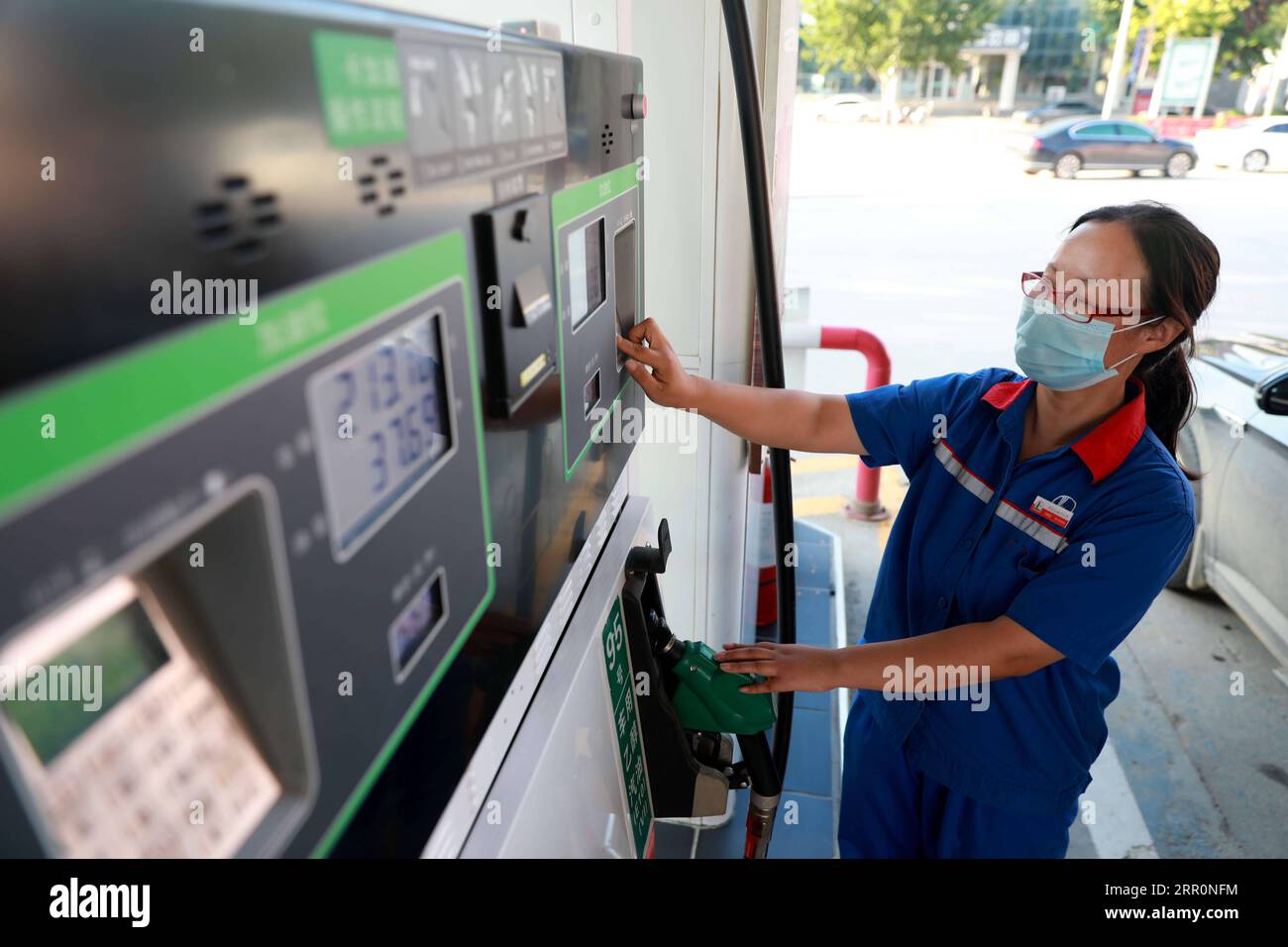 200821 -- HANDAN, 21 agosto 2020 -- Un membro del personale lavora in una stazione di servizio nella città di Xingtai, nel nord della Cina, Hebei, 21 agosto 2020. La Cina aumenterà i prezzi al dettaglio della benzina e del diesel a partire da sabato, ha detto venerdì la Commissione nazionale per lo sviluppo e le riforme. Il prezzo della benzina salirà di 85 yuan circa 12,3 dollari USA per tonnellata, mentre quello del diesel aumenterà di 80 yuan. Foto di /Xinhua CHINA-HEBEI-GASOLINE-PRICE CN SongxJie PUBLICATIONxNOTxINxCHN Foto Stock