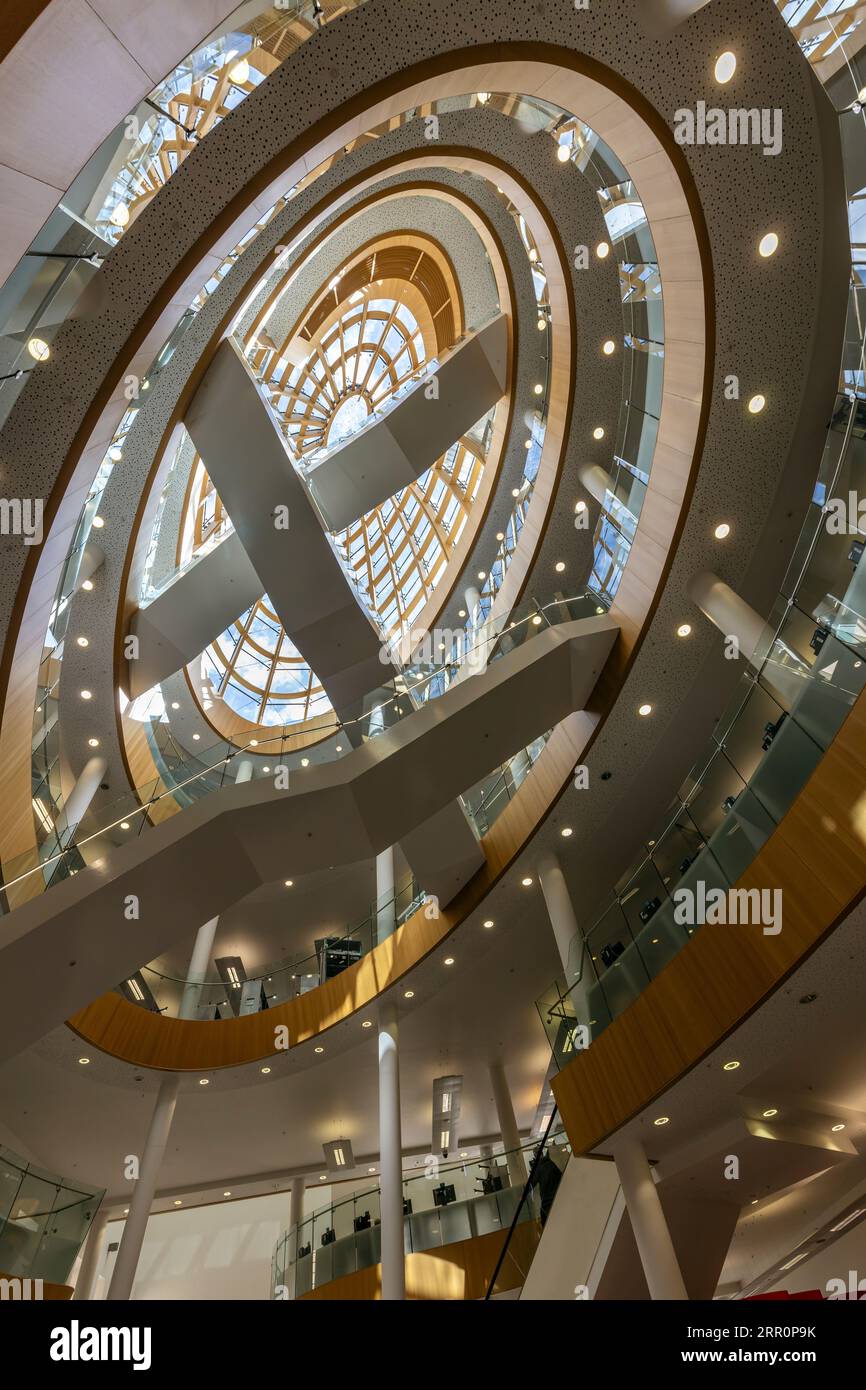 Lo spettacolare atrio e scalinata della Liverpool Central Library, Inghilterra, Regno Unito Foto Stock