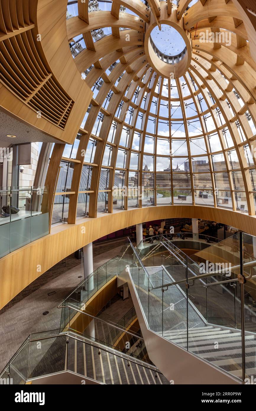 Lo spettacolare atrio e scalinata della Liverpool Central Library, Inghilterra, Regno Unito Foto Stock