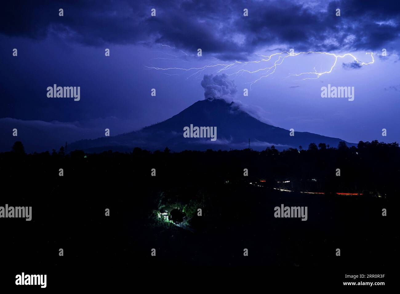 200824 -- NORD SUMATRA, 24 agosto 2020 -- la foto di lunga durata scattata il 23 agosto 2020 mostra un fulmine che colpisce vicino al Monte Sinabung nel villaggio Tiger Pancur a Karo, nel nord di Sumatra, Indonesia. Foto di Mirza Baihaqie/Xinhua INDONESIA-SUMATRA SETTENTRIONALE-MONTE SINABUNG MirzaxxBaihaqie PUBLICATIONxNOTxINxCHN Foto Stock