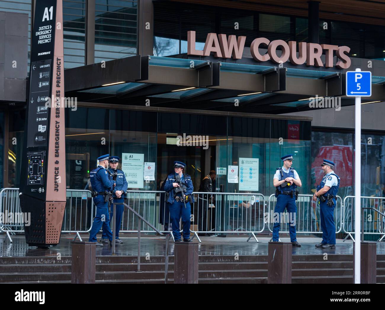 200825 -- CHRISTCHURCH, 25 agosto 2020 -- i poliziotti sono in servizio fuori da un tribunale a Christchurch in nuova Zelanda, il 24 agosto 2020. L'alta Corte di Christchurch in nuova Zelanda ha iniziato lunedì l'udienza di condanna del pistolero nelle sparatorie della moschea di Christchurch, che ha ucciso 51 persone, per lo più adoratori, il 15 marzo 2019. Il 29enne australiano, Brenton Tarrant, apparve senza emozioni poiché le sue azioni il giorno delle riprese in due moschee di Christchurch furono dettagliate in tribunale per la prima volta. Foto di /Xinhua NEW ZEALAND-CHRISTCHURCH-SENTENCING HEARING ZhuxQiping PUBLICATIONxNOTxINxCHN Foto Stock