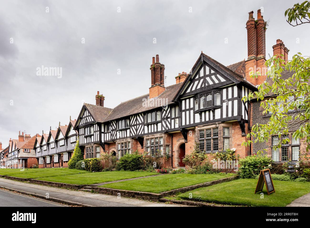 Proprietà in stile Tudor nel villaggio di Port Sunlight sul Wirral, Merseyside, Inghilterra Foto Stock
