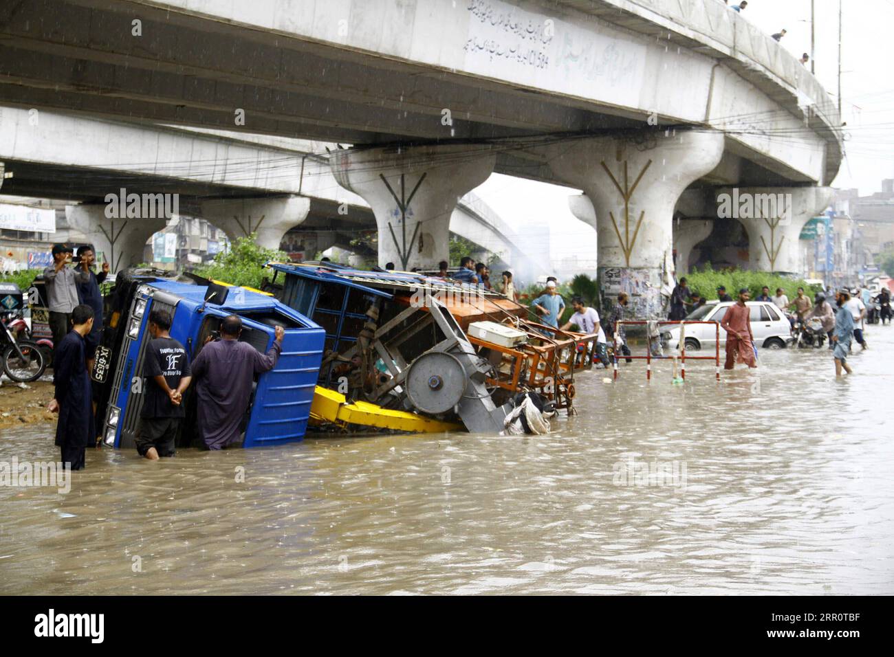 200826 -- KARACHI, 26 agosto 2020 -- un veicolo rovesciato è visto dopo una forte pioggia monsonica nella città pakistana meridionale di Karachi il 25 agosto 2020. Le forti piogge monsoniche hanno superato un record di downpour di 36 anni nel mese di agosto nella capitale Karachi, nella provincia meridionale del Sindh del Pakistan, ha detto il Dipartimento meteorologico del Pakistan. Le forti piogge hanno devastato diverse parti della città, dove l'acqua piovana ha causato inondazioni, sommerse strade, strade, veicoli e zone basse. Anche gli incidenti legati alla pioggia, tra cui folgorazione e crollo del tetto, hanno causato la morte di quattro persone Foto Stock