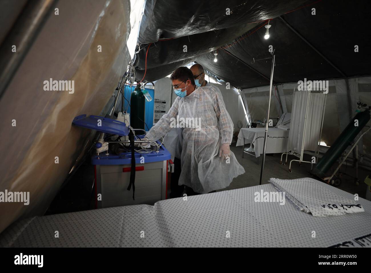 200826 -- GAZA, 26 agosto 2020 -- i medici sono visti in un ospedale da campo temporaneo istituito per ricevere sospetti casi di COVID-19 nella città meridionale di Khan Younis nella Striscia di Gaza, il 26 agosto 2020. Mercoledì 602 la Palestina ha registrato nuovi casi di COVID-19 nei territori palestinesi, compresa la Striscia di Gaza, portando il numero totale di casi a 26.764. Foto di /Xinhua MIDEAST-GAZA-KHAN YOUNIS-COVID-19-OSPEDALE DA CAMPO TEMPORANEO YasserxQudih PUBLICATIONxNOTxINxCHN Foto Stock