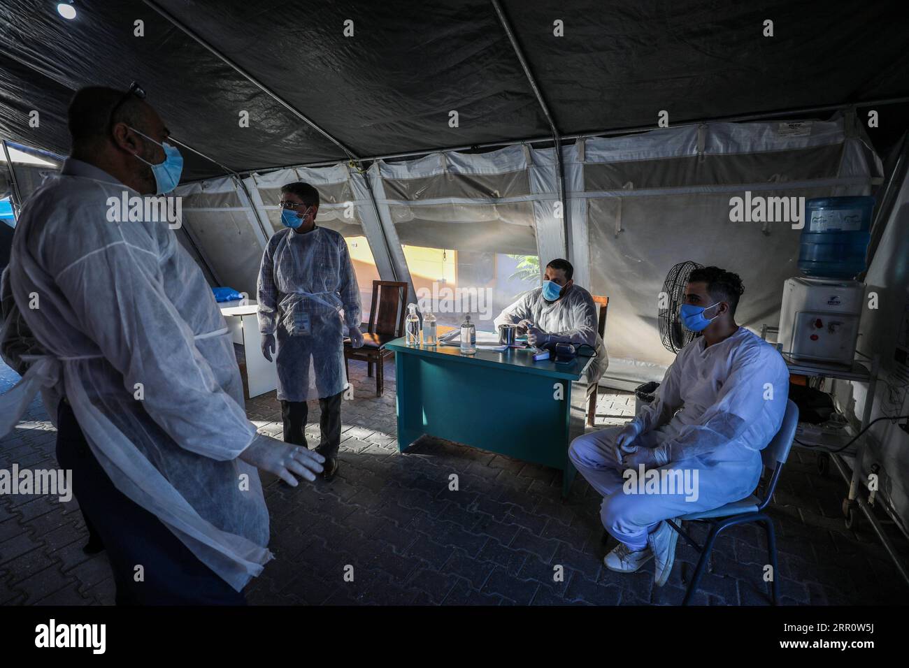 200826 -- GAZA, 26 agosto 2020 -- i medici sono visti in un ospedale da campo temporaneo istituito per ricevere sospetti casi di COVID-19 nella città meridionale di Khan Younis nella Striscia di Gaza, il 26 agosto 2020. Mercoledì 602 la Palestina ha registrato nuovi casi di COVID-19 nei territori palestinesi, compresa la Striscia di Gaza, portando il numero totale di casi a 26.764. Foto di /Xinhua MIDEAST-GAZA-KHAN YOUNIS-COVID-19-OSPEDALE DA CAMPO TEMPORANEO YasserxQudih PUBLICATIONxNOTxINxCHN Foto Stock