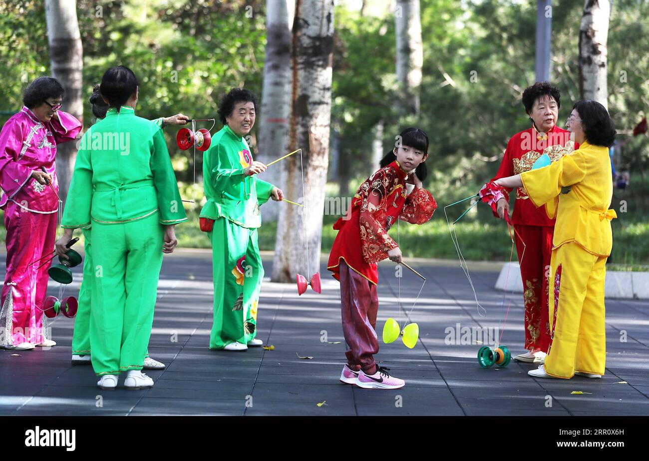 200828 -- PECHINO, 28 agosto 2020 -- Dong Yutong 3rd R suona diabolo a Wukesong Diabolo Culture Square a Pechino, capitale della Cina, 11 agosto 2020. Dong Shulin, 66 anni, vive a Pechino con la moglie Mei Yongpei e la nipote di 9 anni Dong Yutong. Dong Shulin ha iniziato a giocare a diabolo nel 2003 e ora tutta la famiglia è appassionata di questo tradizionale gioco popolare, in cui si può lanciare e prendere una capote rotante muovendo un cordone fissato a due bastoncini. Nella casa di Dong Shulin, sono stati collocati oltre 70 diabolos. Alcuni dei diabolos sono stati acquistati e altri sono stati fatti in casa, in particolare Th Foto Stock