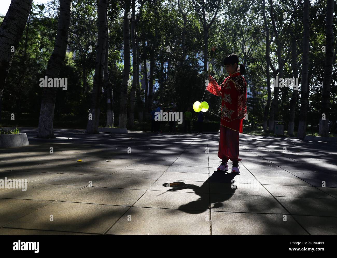 200828 -- PECHINO, 28 agosto 2020 -- Dong Yutong suona diabolo a Wukesong Diabolo Culture Square a Pechino, capitale della Cina, 11 agosto 2020. Dong Shulin, 66 anni, vive a Pechino con la moglie Mei Yongpei e la nipote di 9 anni Dong Yutong. Dong Shulin ha iniziato a giocare a diabolo nel 2003 e ora tutta la famiglia è appassionata di questo tradizionale gioco popolare, in cui si può lanciare e prendere una capote rotante muovendo un cordone fissato a due bastoncini. Nella casa di Dong Shulin, sono stati collocati oltre 70 diabolos. Alcuni dei diabolos sono stati acquistati e altri sono stati fatti in casa, specialmente i grandi Foto Stock