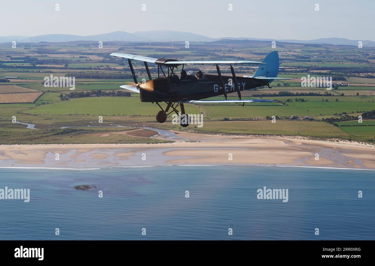 L'aereo d'epoca Tiger Moth della seconda guerra mondiale prende il volo sul Northumberland. Il DH82A Tiger Moth, costruito nel 1940, di proprietà di Darren Davis e Dave Burns della Tiger Flights, un'azienda indipendente con sede all'Eshott Airfield. Tempo permettendo, la G-EMSY volerà tutto l'anno, offrendo agli appassionati di aviazione l'esperienza senza precedenti di volo a cabina aperta e una vista unica del paesaggio del Northumberland e dei monumenti storici più rappresentativi. Data immagine: Martedì 5 settembre 2023. Foto Stock