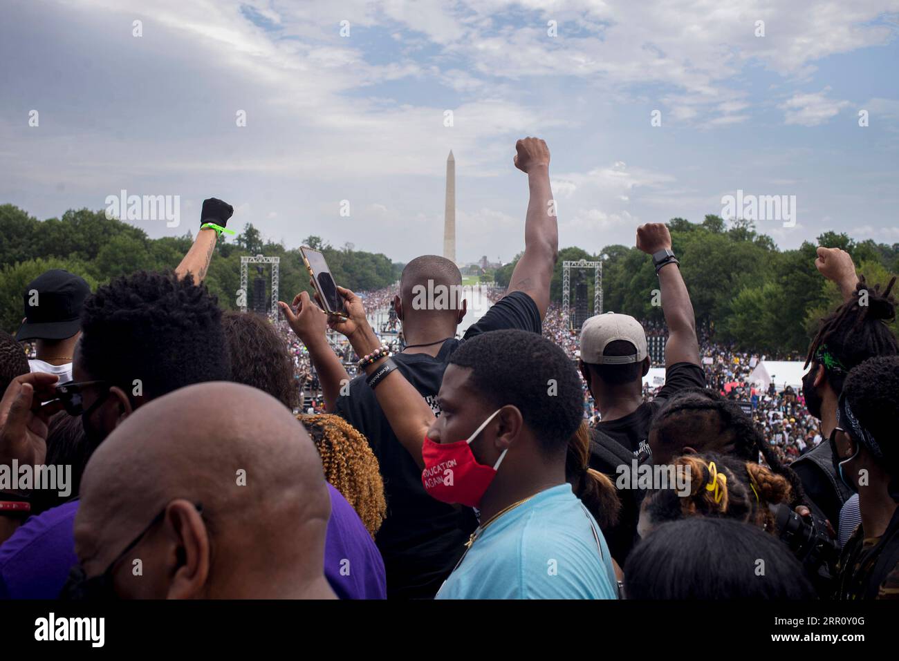 200829 -- WASHINGTON, D.C., 29 agosto 2020 -- i manifestanti si riuniscono al Lincoln Memorial per l'impegno March: Get Your Knee Off Our Necks event a Washington, D.C., Stati Uniti, 28 agosto 2020. Venerdì a Washington, D.C., sono scese folle massicce per protestare contro la brutalità e il razzismo della polizia. Una serie di oratori ha rivolto migliaia di manifestanti dai gradini del Lincoln Memorial, in occasione del 57° anniversario del famoso discorso i Have a Dream dell'icona americana dei diritti civili Martin Luther King Jr., nel 1963 marzo su Washington. Foto di /Xinhua U.S.-WASHINGTON, D.C.-PROTESTA AlanxChin PU Foto Stock