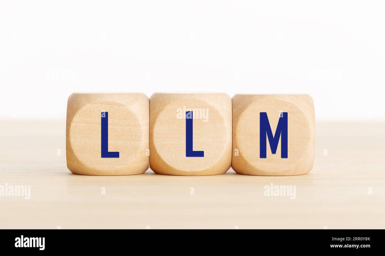 Testo LLM o Large Language Model su blocchi di legno. Copia spazio Foto Stock