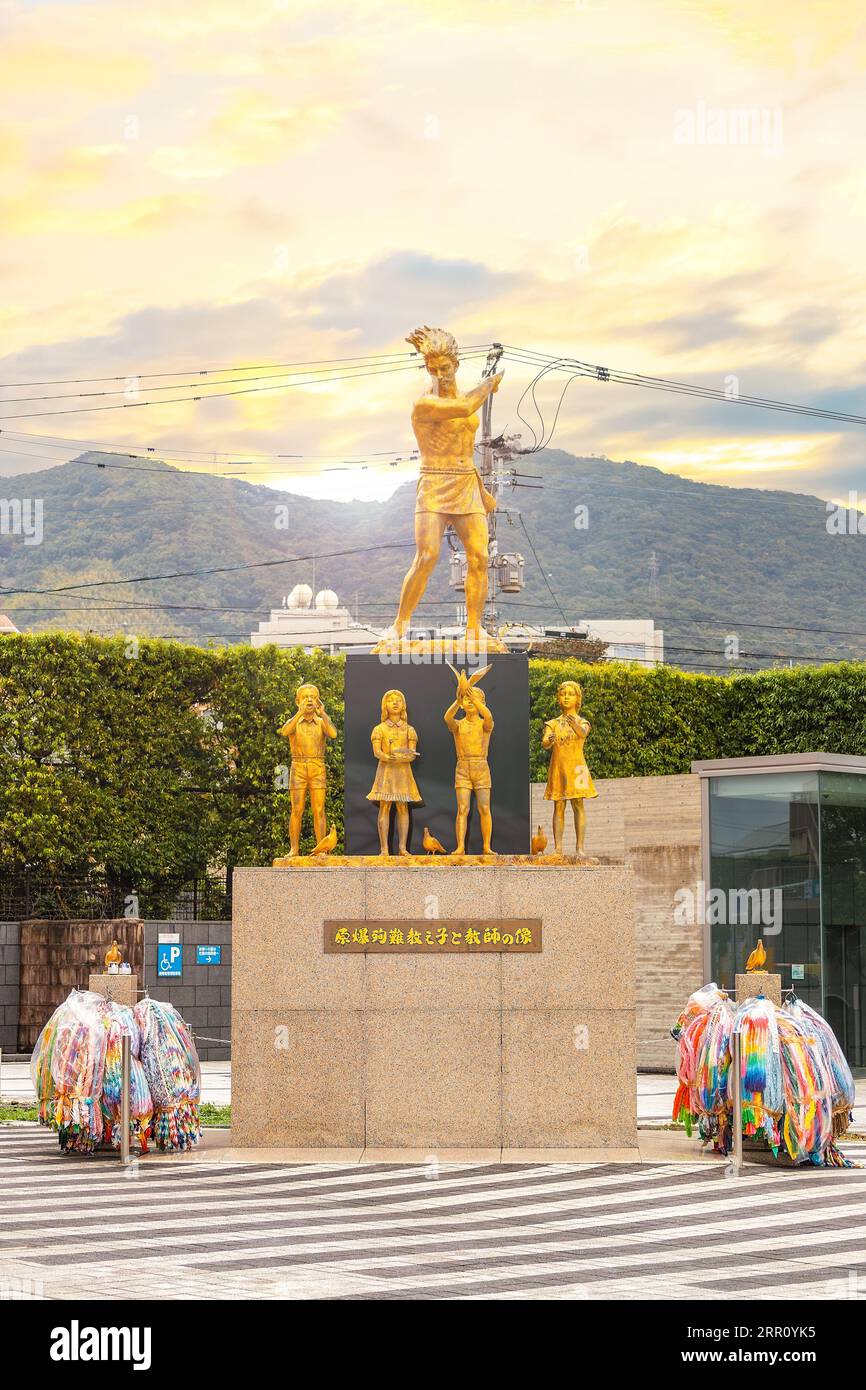 Nagasaki, Giappone - novembre 29 2022: La statua in memoria dei bambini e degli insegnanti delle scuole al Museo della bomba atomica di Nagasaki, dedicata ai bambini e agli insegnanti Foto Stock