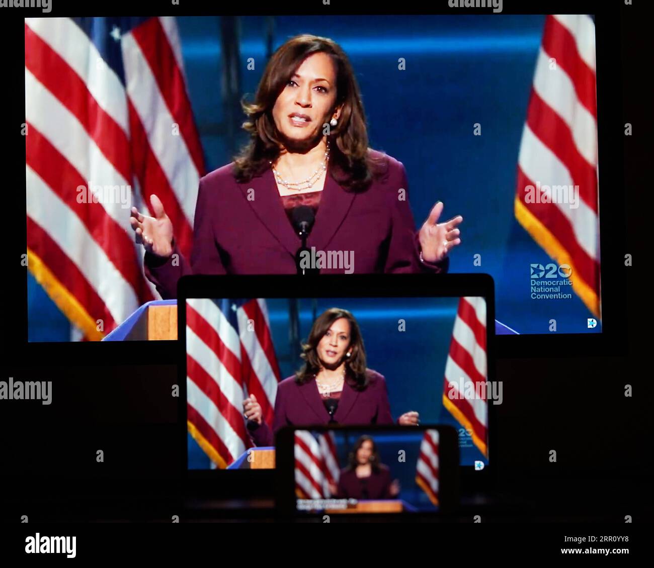 200830 -- WASHINGTON, agosto 30, 2020 -- le immagini del senatore americano Kamala Harris che parla in un feed video della Convention nazionale democratica del 2020 sono mostrate sugli schermi ad Arlington, Virginia, Stati Uniti, il 19 agosto 2020. Xinhua titoli: Le convenzioni del partito degli Stati Uniti suonano corno per lo sprint finale nelle elezioni del 2020 LiuxJie PUBLICATIONxNOTxINxCHN Foto Stock