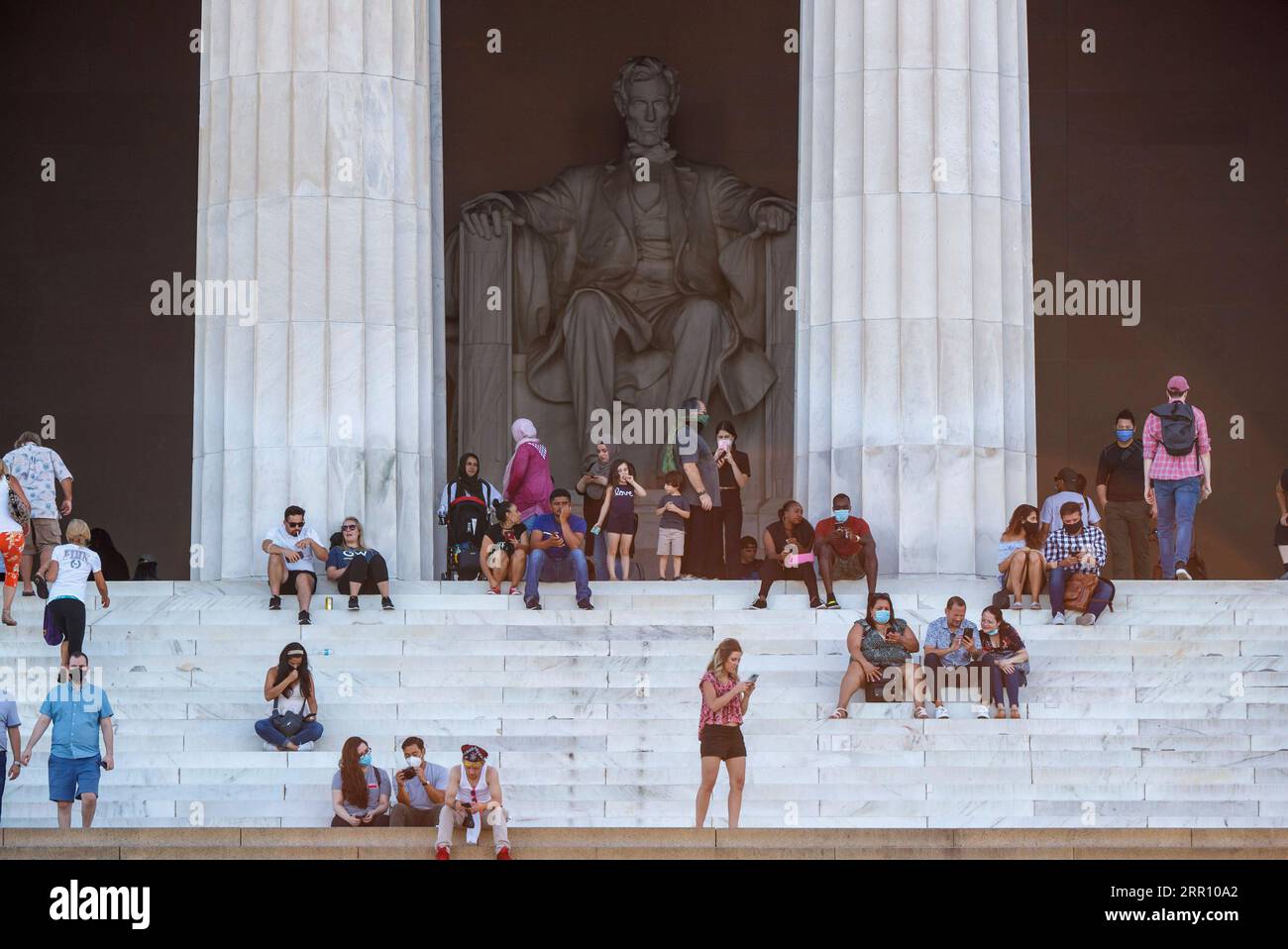 200831 -- WASHINGTON, D.C., 31 agosto 2020 -- la gente visita il Lincoln Memorial a Washington, D.C., Stati Uniti, 30 agosto 2020. Il numero di casi di COVID-19 negli Stati Uniti ha raggiunto i 5.994.855 alle 21:28. EDT di domenica, secondo il Center for Systems Science and Engineering CSSE della Johns Hopkins University. Foto di /Xinhua U.S.-COVID-19-CASES-UPDATE TingxShen PUBLICATIONxNOTxINxCHN Foto Stock