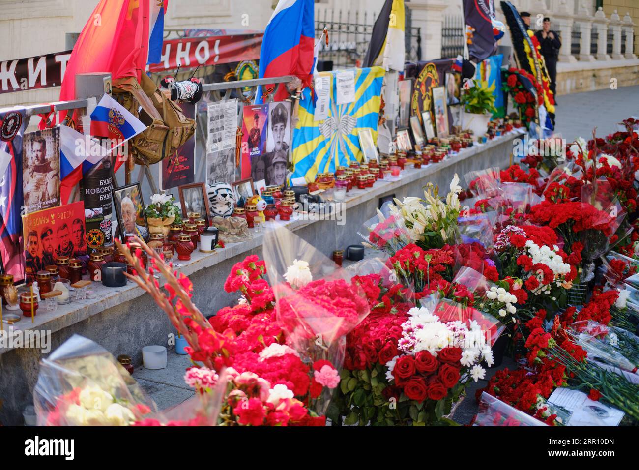 Monumento nazionale spontaneo per i soldati caduti dei PMC Wagner a Mosca. Memoriale della compagnia militare privata dei soldati Yevgeny Prigozhi Foto Stock