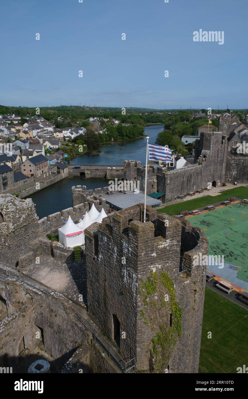 Il Mill Bridge e Pembroke dalla cima del grande castello di Pembroke Foto Stock