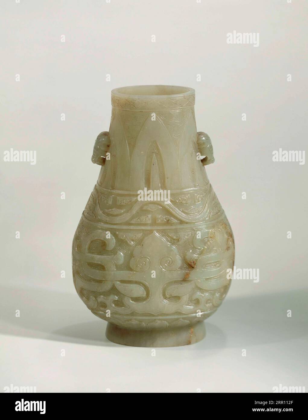 Piccolo vaso, vaso a forma di pera di giada verde chiaro e giallo, decorato con archivi di decorazione in bronzo. Cina, 1775 - 1800, periodo Qianlong (1736-1795 Foto Stock