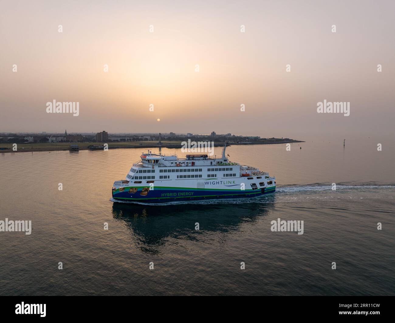 Traghetto passeggeri Victoria of Wight. Il primo traghetto ibrido per l'energia in Inghilterra che parte da Portsmouth a Fishbourne, isola di Wight. Traghetto Wightlink. Foto Stock