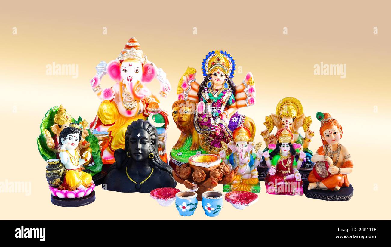 Idol o statua di religione indù, Lord Shiva, Adiyogi, Ganesha, ma laxmi, Sarswati, Krishana isolati su sfondo colorato. Foto Stock