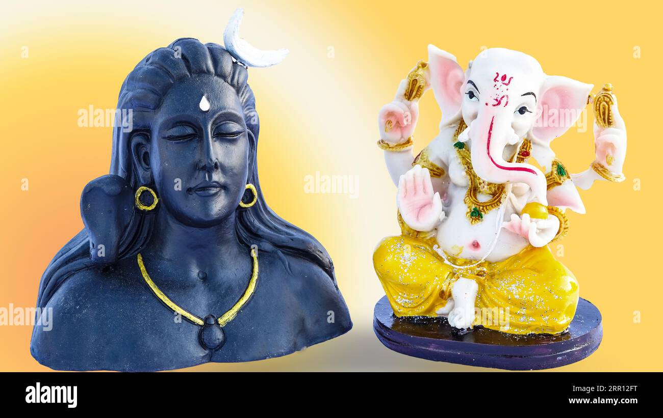 Adiyogi con ganesha, statua del signore adiyogi e ganpati isolati su sfondo colorato. Foto Stock