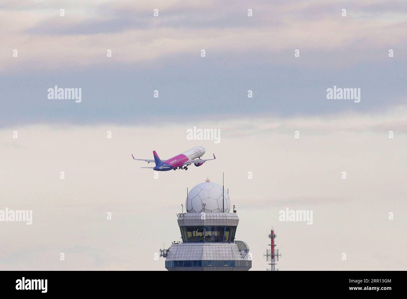 200903 -- VARSAVIA, 3 settembre 2020 -- Un aereo Wizz Air decolla all'aeroporto Chopin di Varsavia, Polonia, il 2 settembre 2020. Il governo polacco ha vietato i voli diretti da 44 paesi a partire dal 2 settembre per prevenire la diffusione del coronavirus. Tra i paesi soggetti a tali restrizioni figurano Stati Uniti, Brasile e Spagna. Foto di /Xinhua POLONIA-VARSAVIA-RESTRIZIONI DI VOLO JaapxArriens PUBLICATIONxNOTxINxCHN Foto Stock