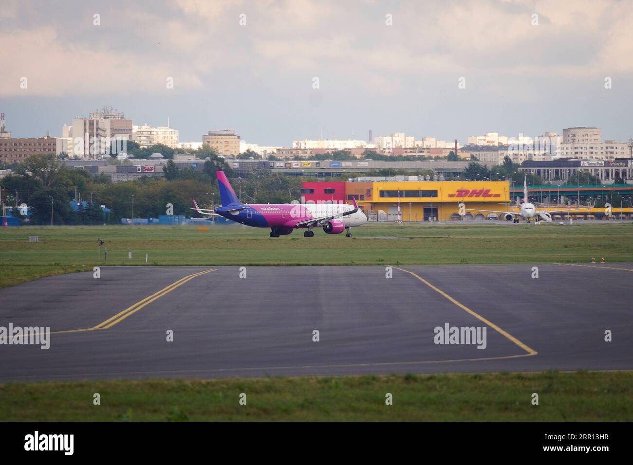 200903 -- VARSAVIA, 3 settembre 2020 -- Un aereo Wizz Air è visto prima del decollo all'aeroporto Chopin di Varsavia, in Polonia, il 2 settembre 2020. Il governo polacco ha vietato i voli diretti da 44 paesi a partire dal 2 settembre per prevenire la diffusione del coronavirus. Tra i paesi soggetti a tali restrizioni figurano Stati Uniti, Brasile e Spagna. Foto di /Xinhua POLONIA-VARSAVIA-RESTRIZIONI DI VOLO JaapxArriens PUBLICATIONxNOTxINxCHN Foto Stock