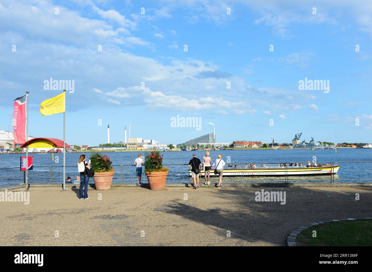 Il turista si gode la vista del porto interno dalla passeggiata Østerport di Copenaghen, Danimarca. Foto Stock
