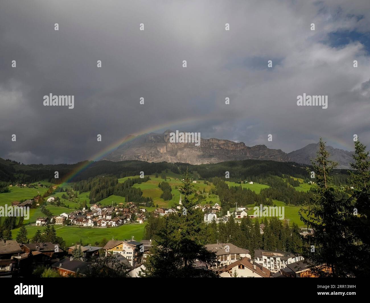 arcobaleno sulla montagna di monte croce nelle dolomiti paesaggio panoramico della val badia Foto Stock