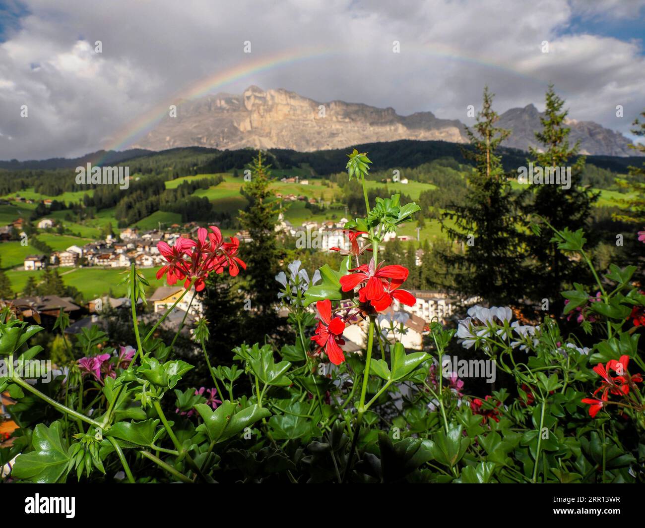 arcobaleno sulla montagna di monte croce nelle dolomiti paesaggio panoramico della val badia Foto Stock