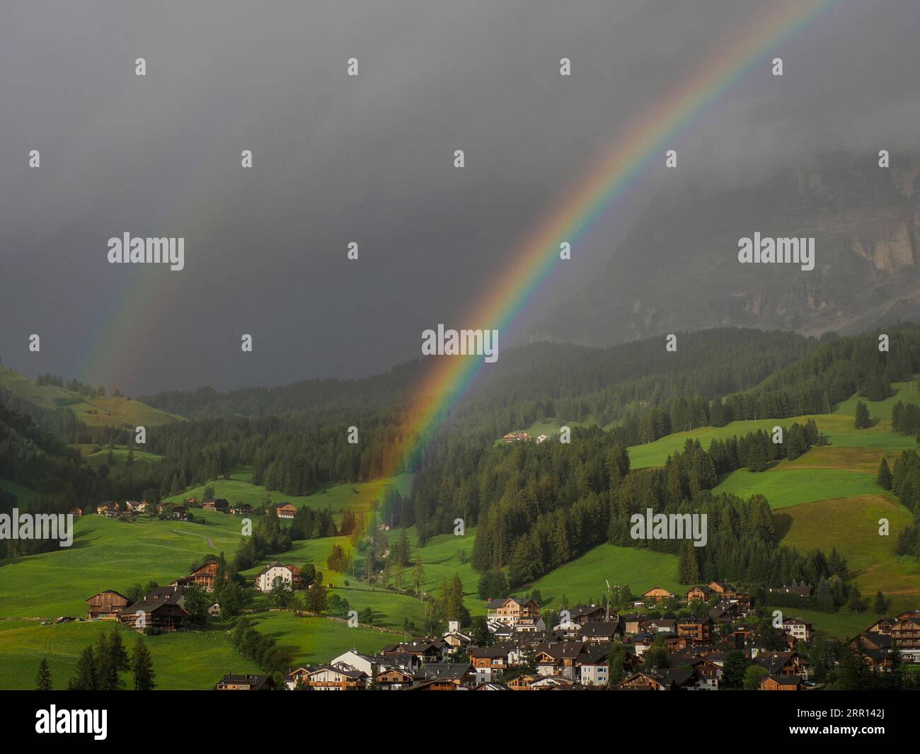 arcobaleno sulla montagna di monte croce nelle dolomiti paesaggio panoramico della val badia Foto Stock