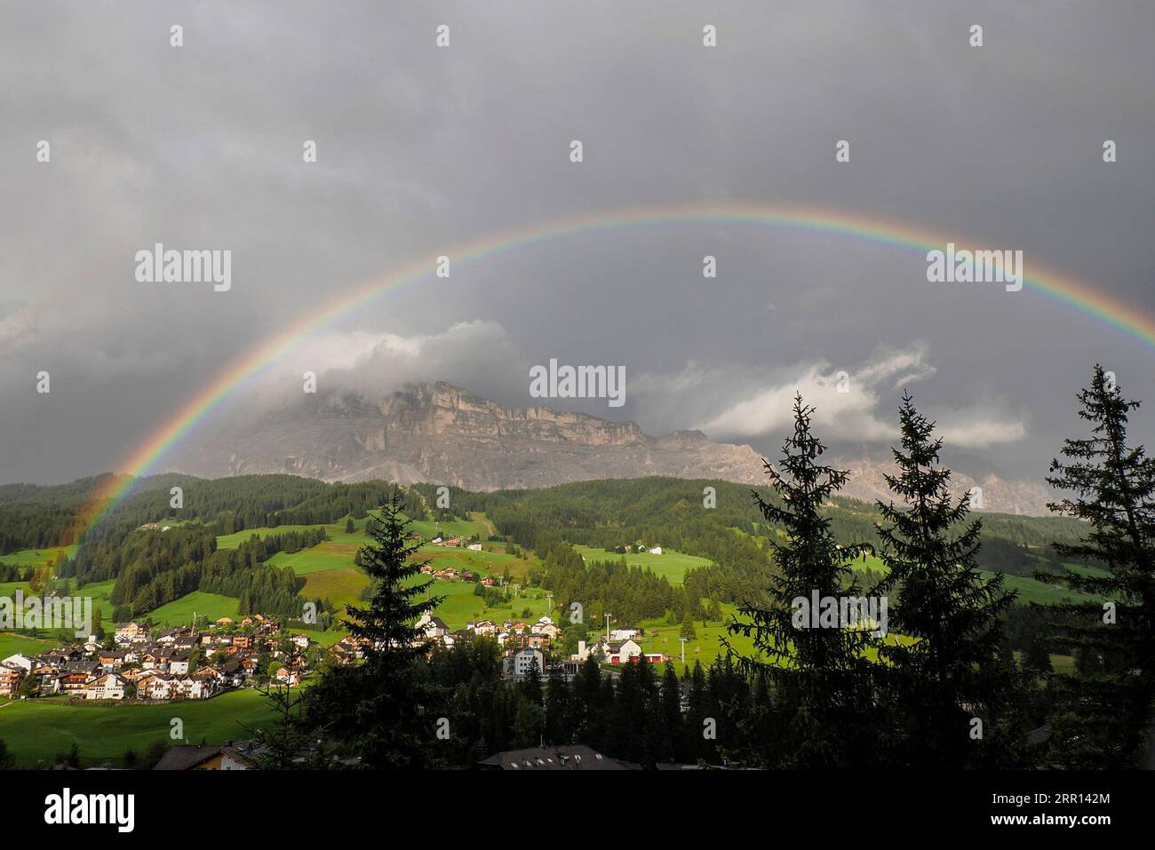 arcobaleno sulla montagna di monte croce nelle dolomiti paesaggio panoramico della val badia Foto Stock