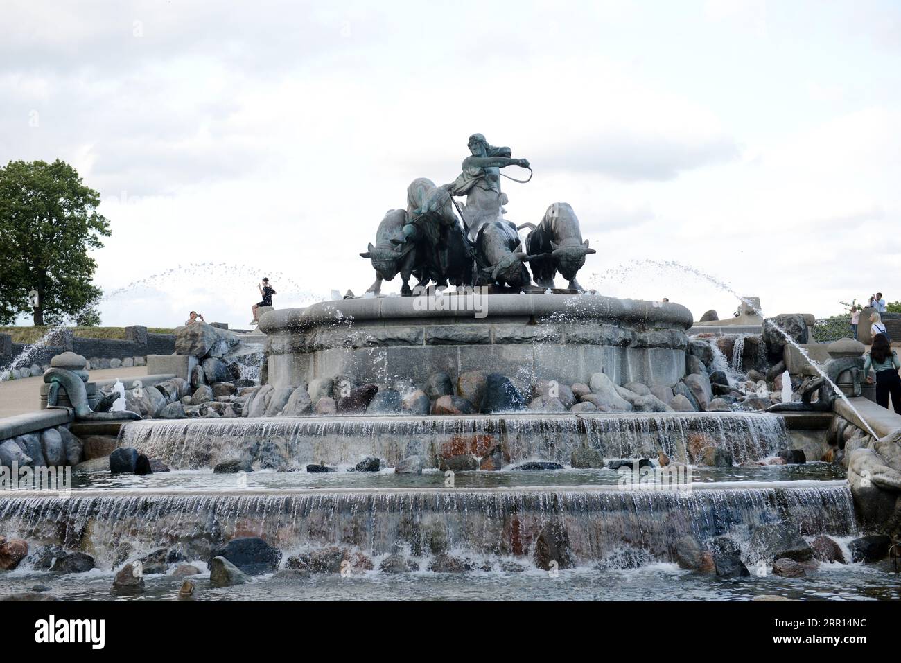 La fontana di Gefion è una fontana di bronzo completata nel 1908, raffigurante la dea norrena Gefion che ara il mare con 4 buoi. Copenhagen, Danimarca. Foto Stock