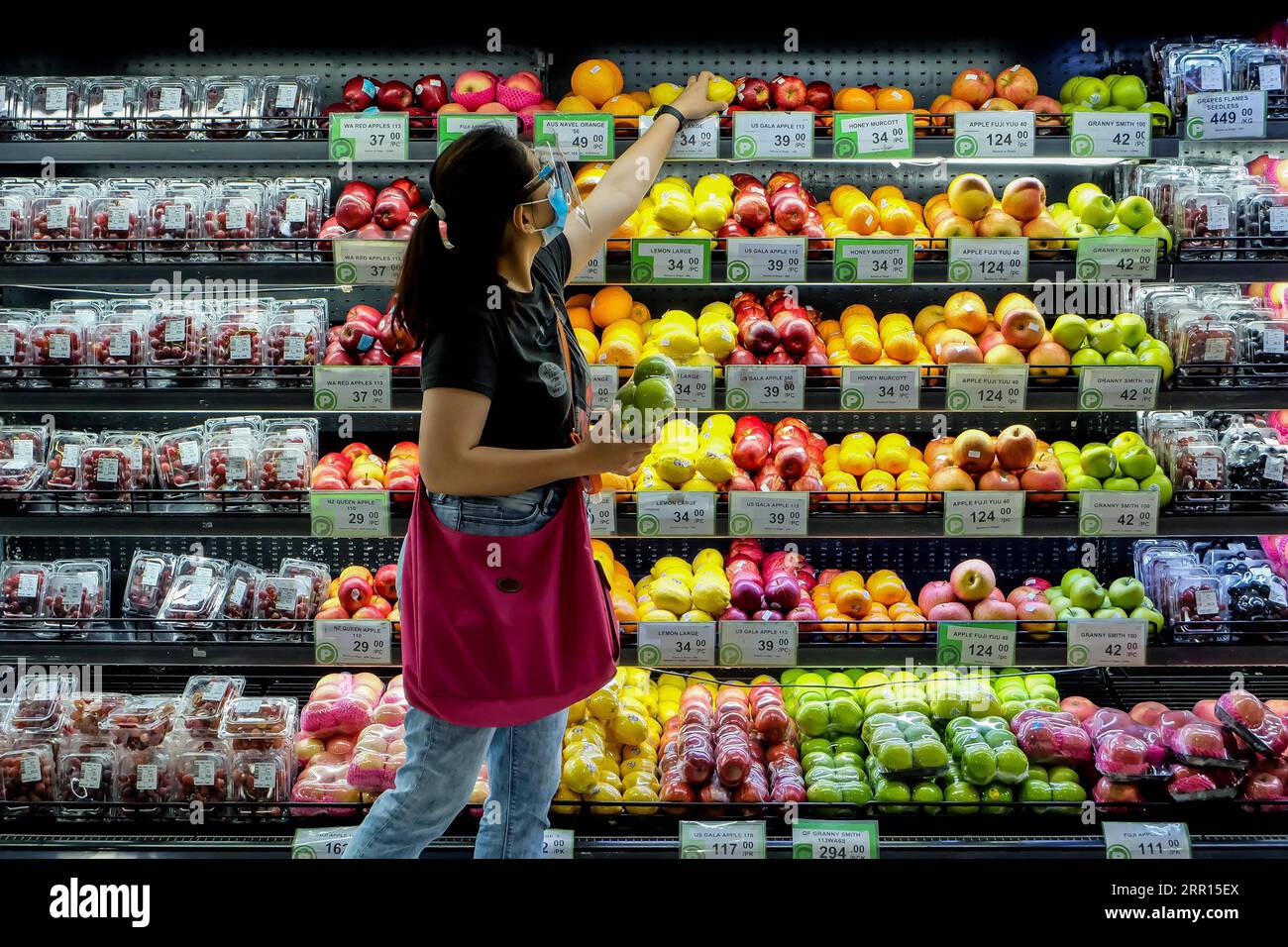 200905 -- MANILA, 5 settembre 2020 -- Una donna acquista frutta in un supermercato a Manila, nelle Filippine, il 5 settembre 2020. Il tasso di inflazione principale delle Filippine per agosto 2020 è sceso al 2,4 per cento dal 2,7 per cento del mese precedente, ha detto venerdì l'Autorità di statistica filippina. FILIPPINE-MANILA-TASSO DI INFLAZIONE ROUELLExUMALI PUBLICATIONxNOTxINxCHN Foto Stock